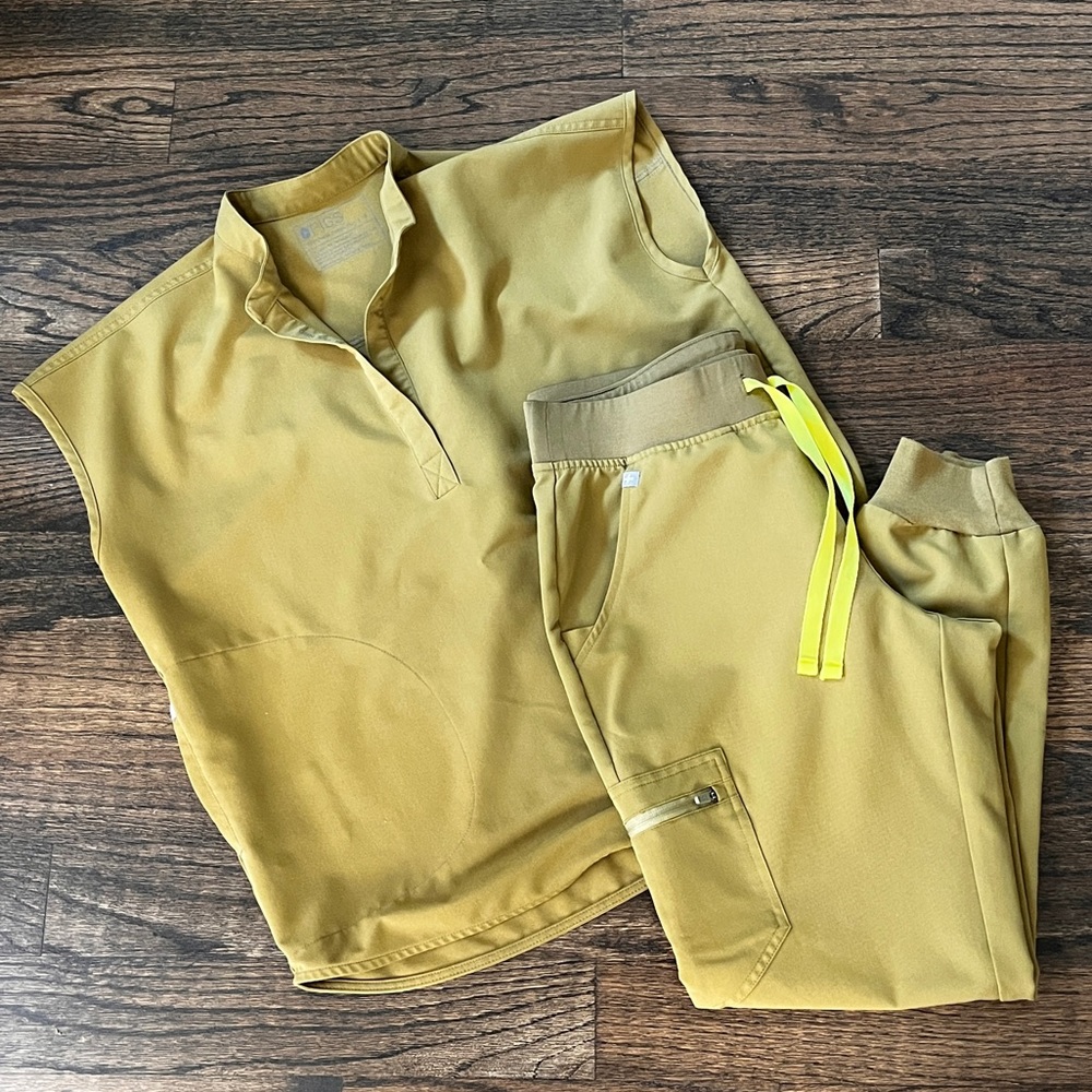EUC Women’s Figs Martini Olive Scrub Set, Medium